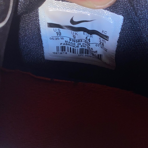 Nike Sz 10 Kyrie Irving 2 basketball shoes. Black/metallic silver. great shape! - Picture 4 of 8